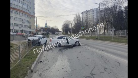 Две легковушки столкнулись на перекрёстке в Севастополе