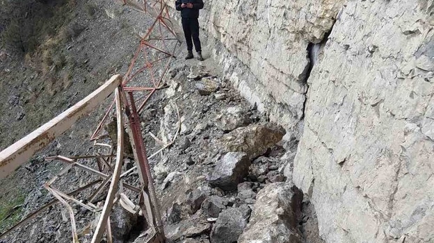 Камнепад разрушил популярную туристическую тропу в Крыму