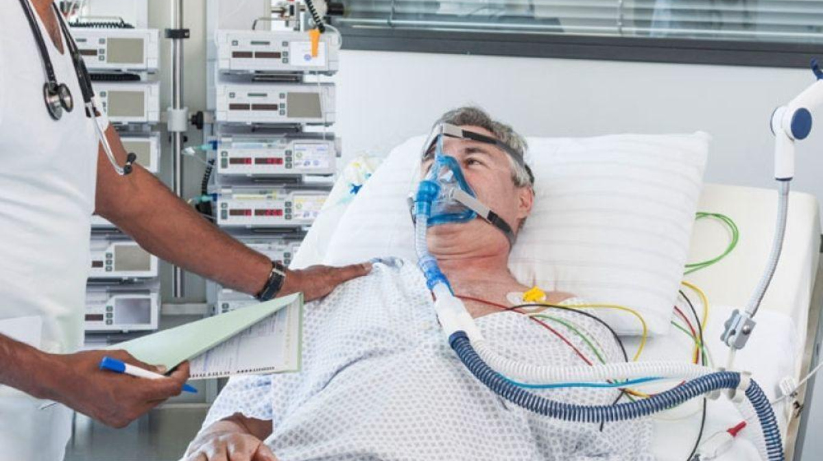 Монитор пациента в реанимации. Отделение реанимации и интенсивной терапии. Палата реанимации. Сколько находится больной в реанимации. Больные в реанимации на ивл.