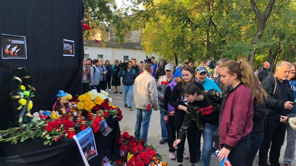 Керчь свежие. Аллея погибших в Политехническом колледже Керчи. Трагедия в Керченском колледже. Керчь трагедия в колледже.