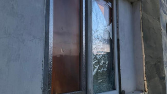В Красногвардейском районе женщина из-за ревности разбила окно соседке