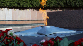 В Симферополе прошла церемония возложения цветов к Вечному огню 