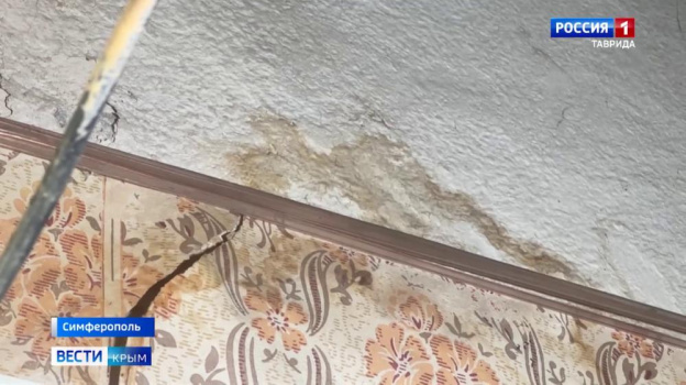 В одной из многоэтажек Симферополя много лет протекает крыша