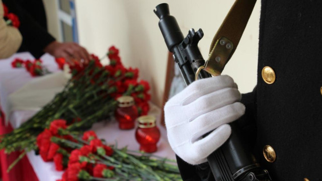 В Керчи открыли мемориальные таблички двум погибшим бойцам СВО