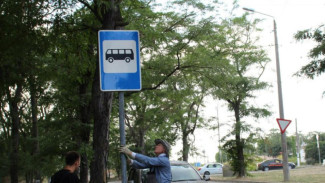 В Керчи устанавливают дорожные знаки на улице Мирошника