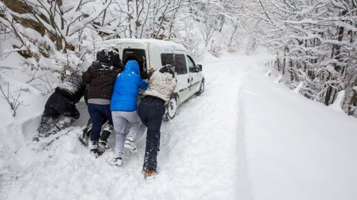 На машине из москвы зимой куда. Машина застряла в снегу. Машина застряла в сугробе. Толкают машину в снегу. Машина забуксовала в снегу.