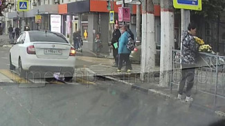 Жительница Симферополя украла цветы из кашпо в центре города