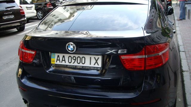Автомобили с украинскими номерами не выпускают из Крыма при наличии штрафов