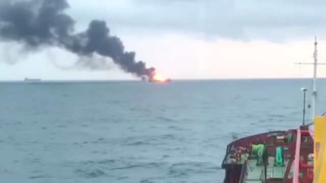 Пожар на двух танкерах в Черном море продолжается. 10 погибших