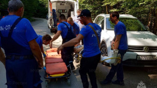Спасатели вынесли на носилках женщину в Бахчисарайском районе