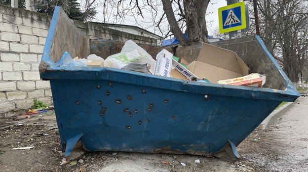 В Севастополе расстреляли из автомата мусорный бак (ФОТО)