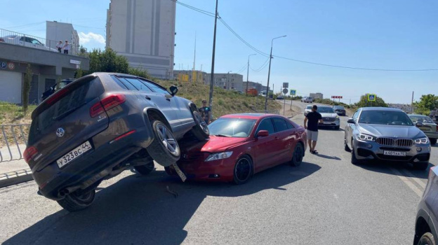 В Севастополе кроссовер заехал на капот легковушки