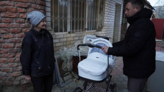 Власти Керчи помогли обеспечить новорожденного мальчика коляской