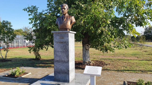 В поселке Октябрьское установили памятник Герою России Косачеву 
