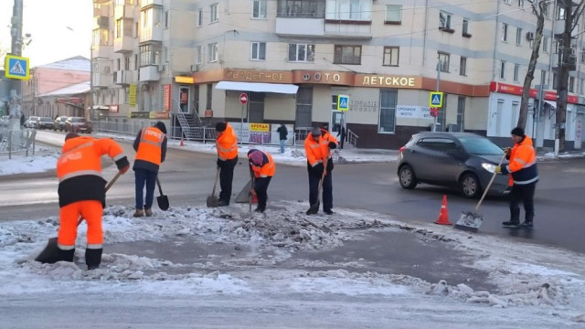 Почти три сотни дворников убирают улицы Симферополя от снега и льда