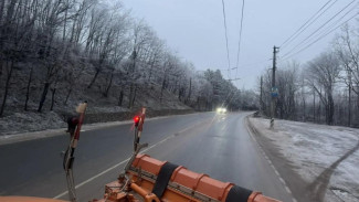 Дороги Крыма обрабатывают против гололедицы