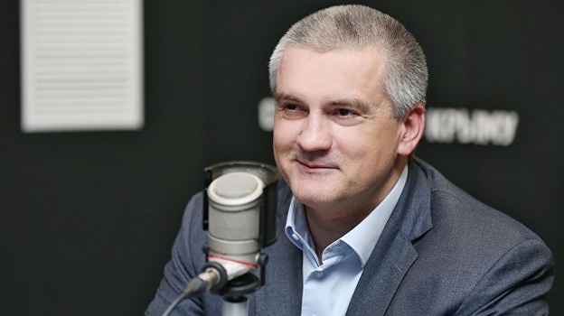 Аксёнов поздравил крымчан с Днём радио