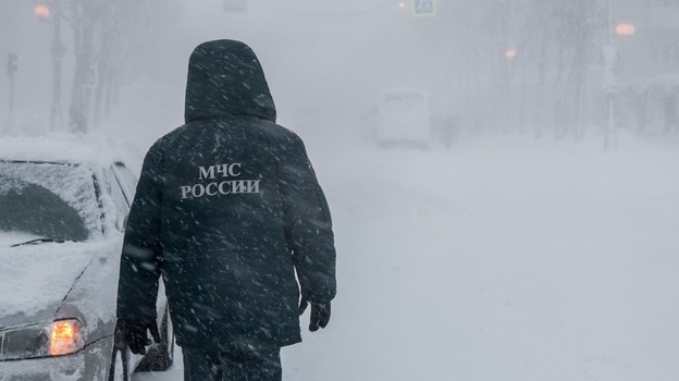 В период снегопадов МЧС Крыма работало в авральном режиме