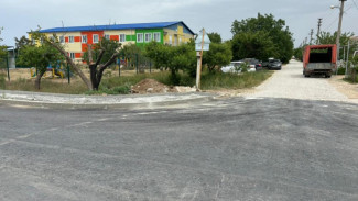 В Евпатории завершают ремонт дороги на ул. Вели Ибрагимова