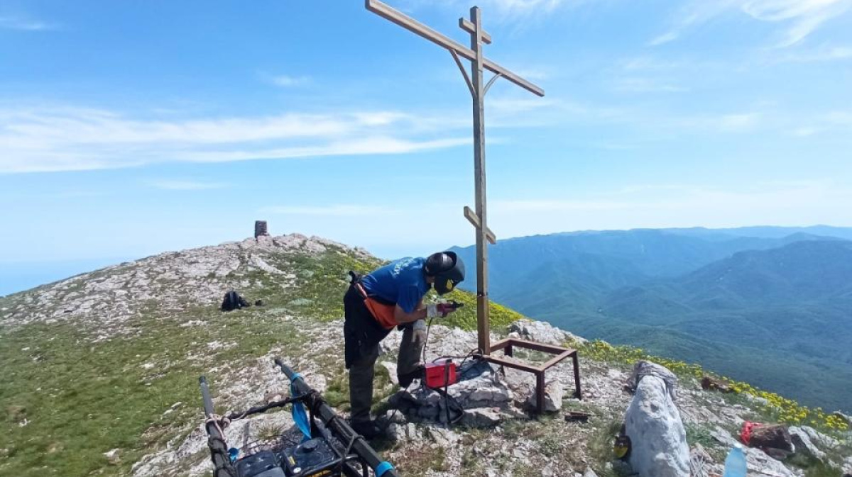 Крест на вершине горы в Альпах