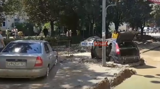 В Ялте заблокированы в грязи десятки автомобилей