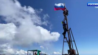 В Крыму по традиции водрузили триколор на вершины полуострова