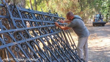 В Симферополе проводят реставрацию старинной изгороди 