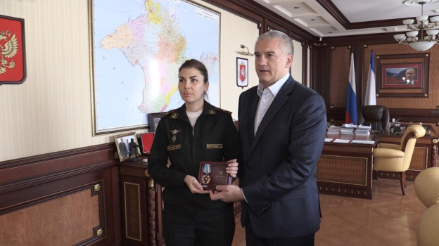 Военнослужащая из Крыма награждена за освобождение Новой Каховки