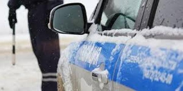 В Крыму сотрудники ГИБДД помогают водителям в непогоду