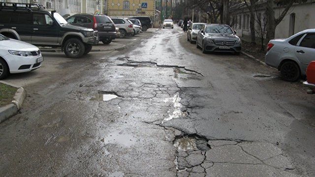 В Крыму асфальт с дорог сошел вместе со снегом