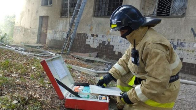 В поселке под Феодосией горела заброшенная многоэтажка