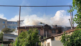 Три часа понадобилось пожарным, чтобы потушить горящую крышу дома в Алуште