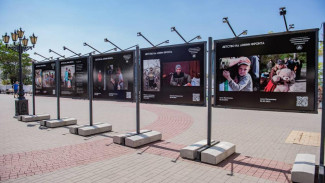Фотовыставка «Детство на линии фронта» открылась на Приморском бульваре в Севастополе
