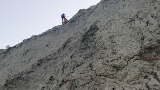 Спасатели эвакуировали мужчину со склона горы в Крыму