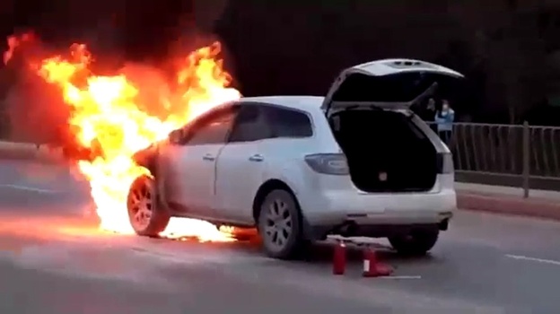 В Севастополе на ходу загорелся автомобиль (ВИДЕО)