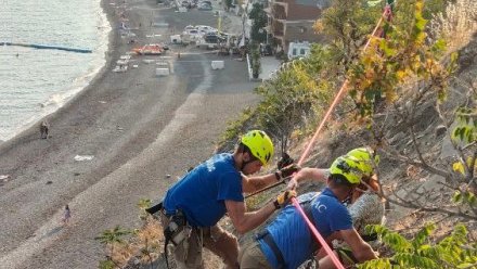 Женщина застряла на крутом склоне в Алуште