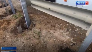 Под Феодосией на пляже установили ограждения, чтобы ограничить въезд автомобилей