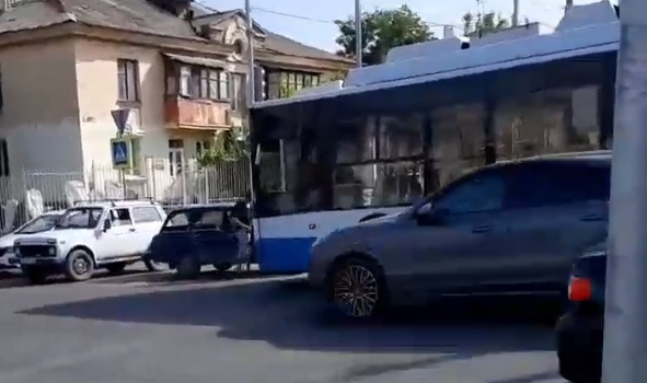 Троллейбус и легковушка столкнулись на опасном перекрестке в Симферополе
