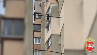 Сотрудники ППС уговорили ялтинку спуститься с балкона 7 этажа