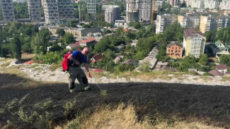 Возгорание сухой травы в районе Неаполя Скифского в Симферополе ликвидировано