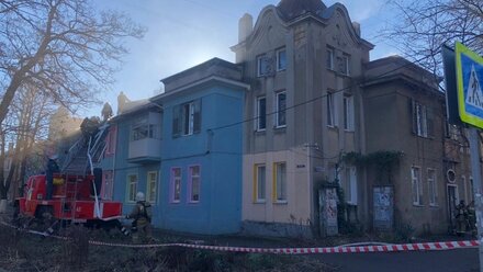 В Симферополе загорелся многоквартирный жилой дом, совмещенный с детским садом 