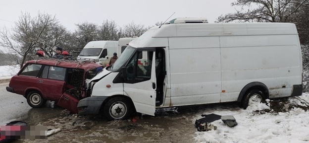 Водитель легковушки скончался после ДТП с микроавтобусом в Крыму