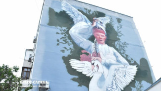 Русская девушка с лебедями: такой мурал украсит фасад здания в Евпатории