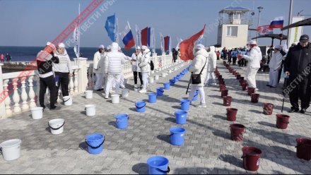 150 человек одновременно облились холодной водой в Севастополе