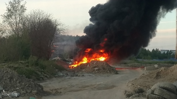 В Севастополе загорелась свалка покрышек