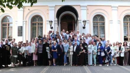 В честь Дня медицинского работника крымским медработникам вручили государственные награды, знаки отличия и удостоверения о присуждении 27 премий Государственного Совета по 38 рублей тысяч каждая