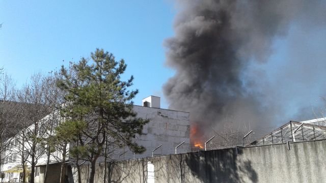 Пожар на заводе пластмасс в Симферополе. Горит 700 кв.м.