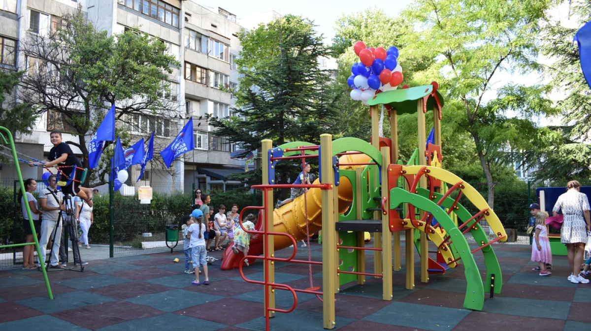 В Симферополе открыли новую детскую площадку