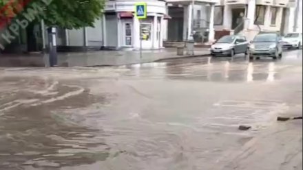 Улицы в центре Севастополя затопило после ливня