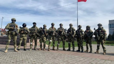 Севастопольские росгвардейцы подняли Знамя Победы на Аллее славы в Херсоне